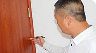 房門安裝側(cè)面口縫隙檢查