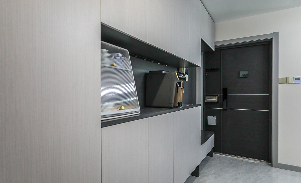 玄關設計也是一大亮點，中間和下方漏空的鞋柜，既實用，又有裝飾性，進門處做掛鉤、掛下班回來的外套，下方有個換鞋凳，方便老人坐下來換鞋。