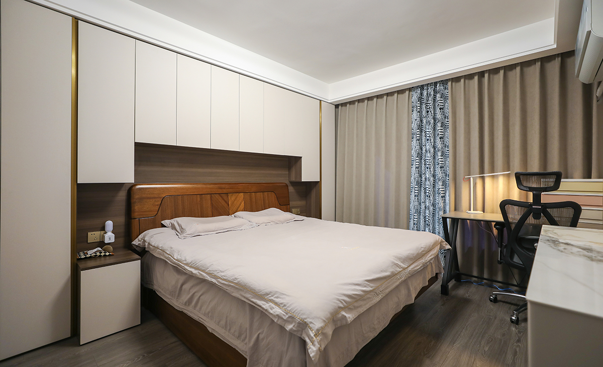 主臥做了兩面儲物柜，造型上以方正為主，顏色上深淺搭配地錯落有致，灰色地板，墻面米色衣柜門板，頂面白色乳膠漆，輕巧時尚的吸頂燈，空間很溫馨和諧。