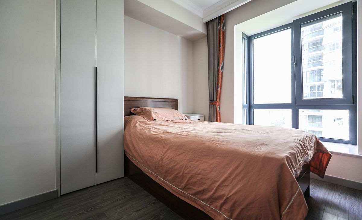 小次臥是阿姨的房間，造型上以方正為主，色彩上以深色為主，兩個大儲物柜解決主人的收納。