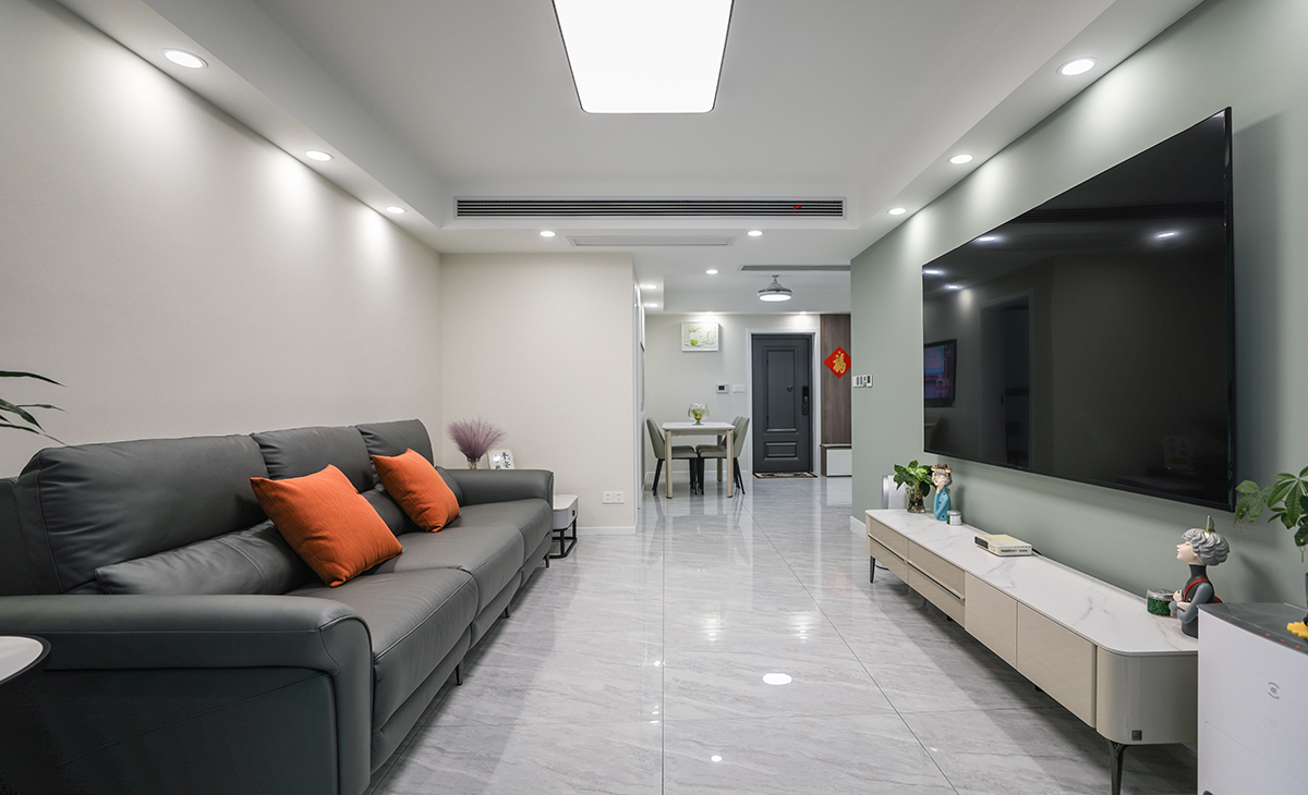 客廳是整個(gè)房子的核心區(qū)域不要太多裝飾柜，空間大氣，運(yùn)用回字吊頂+筒燈+主燈，營(yíng)造出現(xiàn)代化空間，又與餐廳相互呼應(yīng)