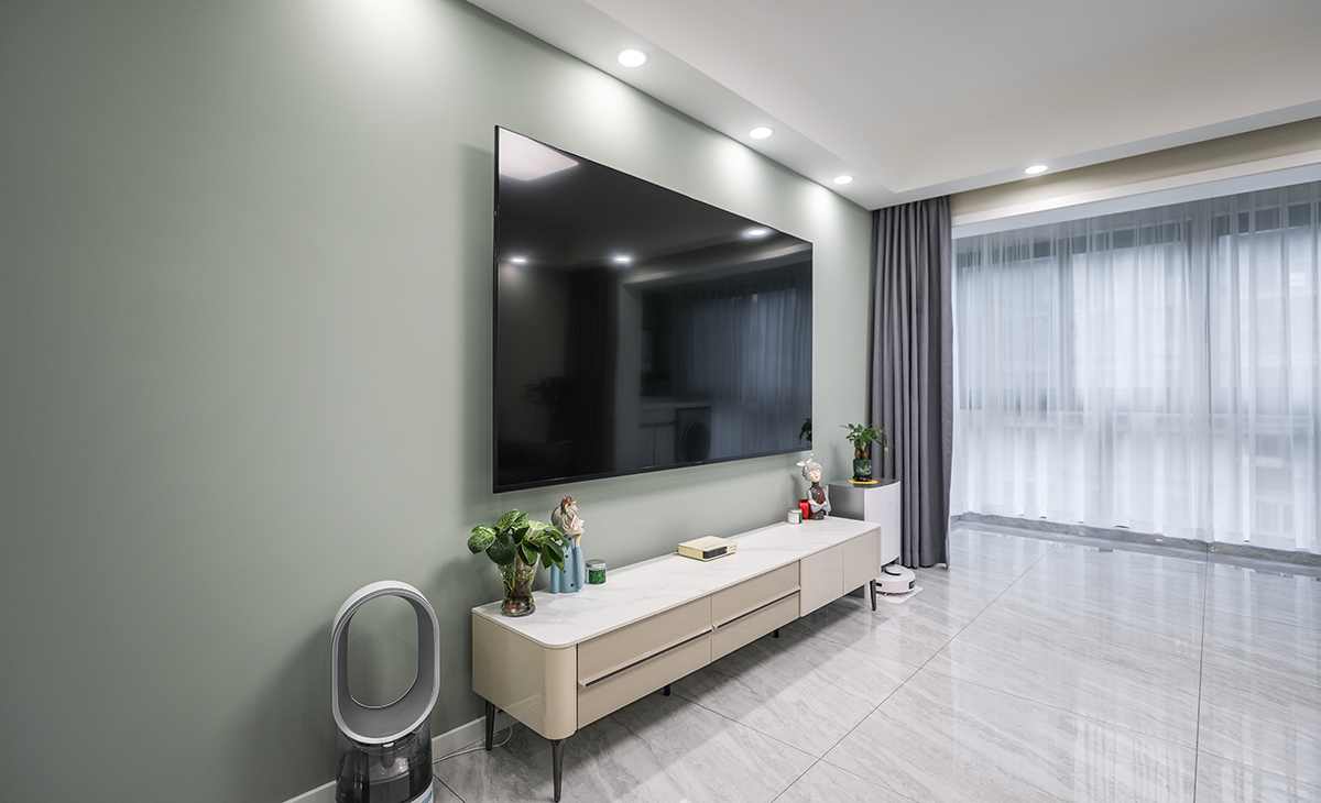 客廳的背景采用了跳色乳膠漆，這是一個(gè)點(diǎn)睛之筆，完美的融入到整體風(fēng)格之中