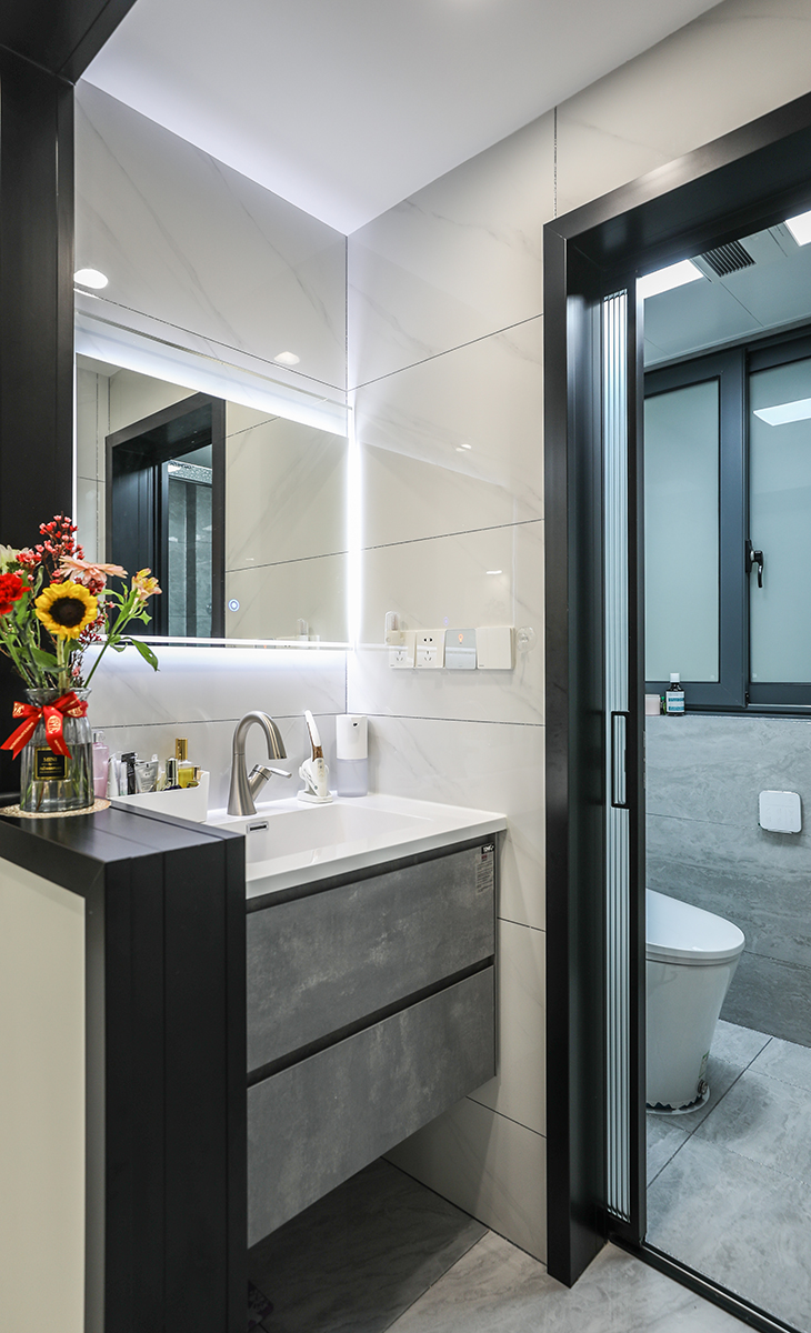 衛(wèi)生間干區(qū)也是比較搶眼的地方，黑色鈦合金的門套凸顯高級(jí)感，半墻的設(shè)計(jì)，不僅顯得空間大，還可以放裝飾物，實(shí)用
