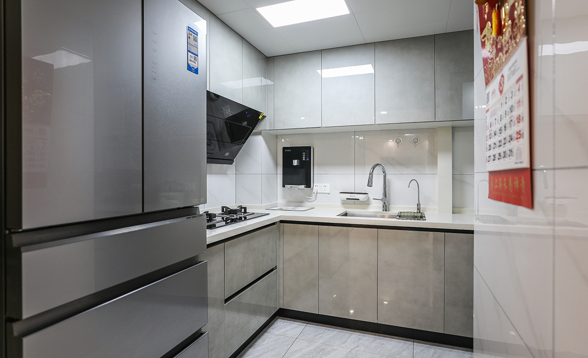 廚房是老爺子最喜歡的區(qū)域了，臺(tái)面采用巖板，干凈，大氣，吊頂是大板蜂窩板，L的料理臺(tái)也方便制作各種美食