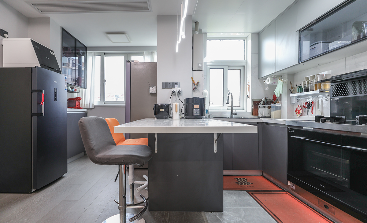 餐廳是一家人用餐最高的區(qū)域，餐廳與廚房相通，增加了活動(dòng)面積，實(shí)用性強(qiáng)，減少家庭聚會所帶來的空間壓力