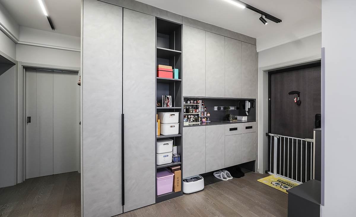 入門的玄關(guān)是精致簡約的抽屜，上方留白，整體高度低，方便擺放各種雜物，滿足戶主需求。