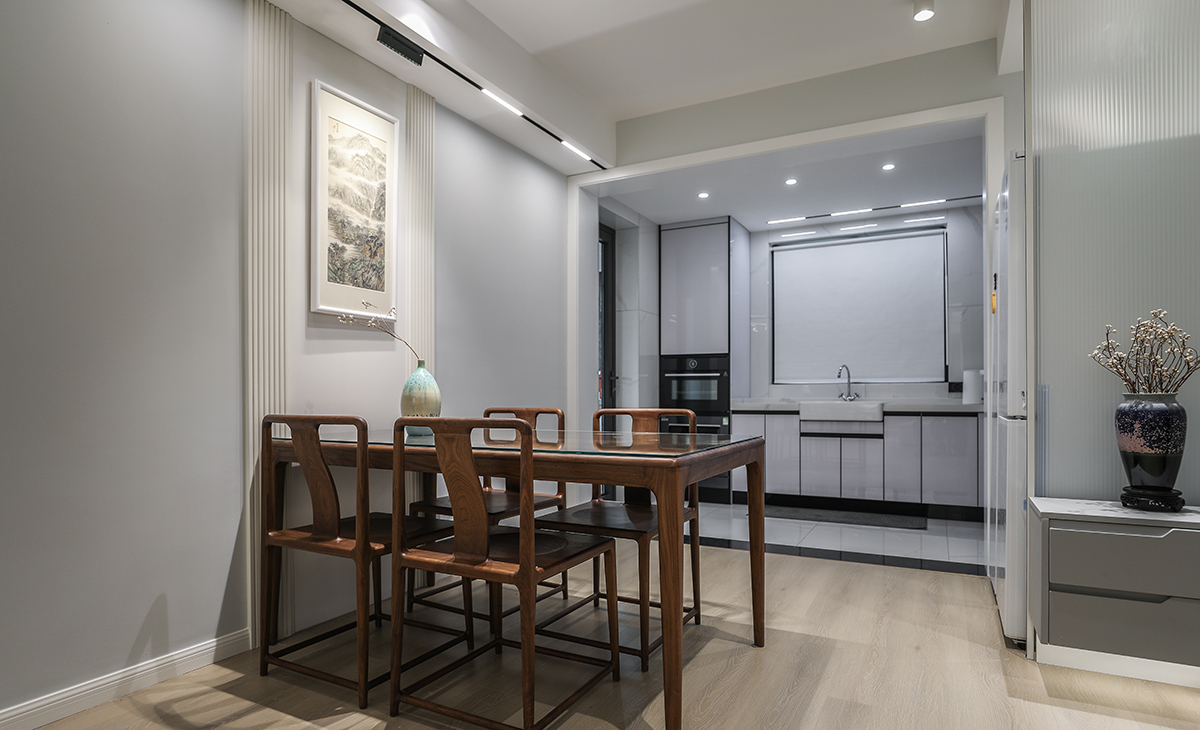 客餐廳一體化設計，令空間更加開敞和大氣，餐桌沒有繼續沿用奶油風，而是采用新中式風格的桌椅，顏色上也略厚重，更顯格調。