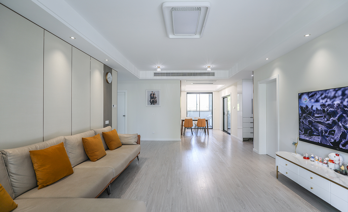 客廳整體色系以白色為主，整潔明朗，淺灰色沙發(fā)搭配秋香黃靠枕，搭配極具設(shè)計(jì)感的家具，素靜之中，盡顯時(shí)尚。陽臺(tái)透明玻璃門，視野開闊，采光充足！