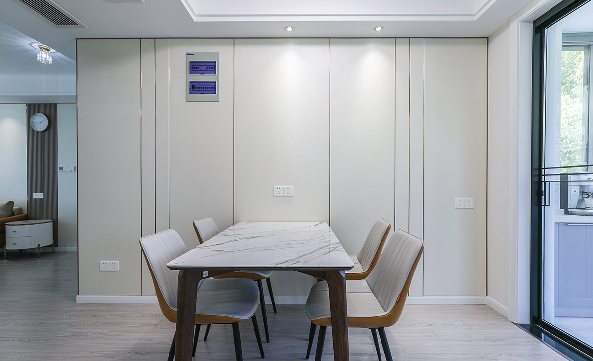 餐廳木質(zhì)的餐桌非常有質(zhì)感，穩(wěn)重精致顯大氣，整個(gè)用餐空間顯得從容精致而舒適。