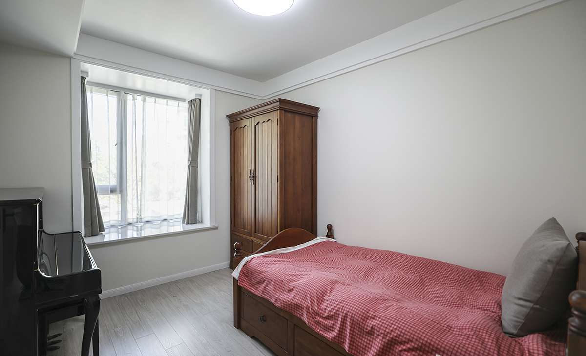 整個(gè)次臥簡約舒適而明亮溫馨，臥室不僅是睡覺的地方，也可以變成讓你度過一個(gè)完美休閑的愉悅空間。