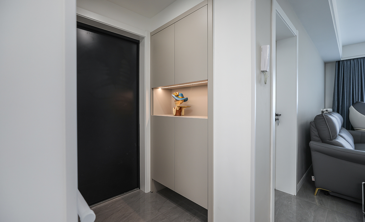 進門玄關柜的設計也是一大亮點玄關造型，收納美觀兩不誤