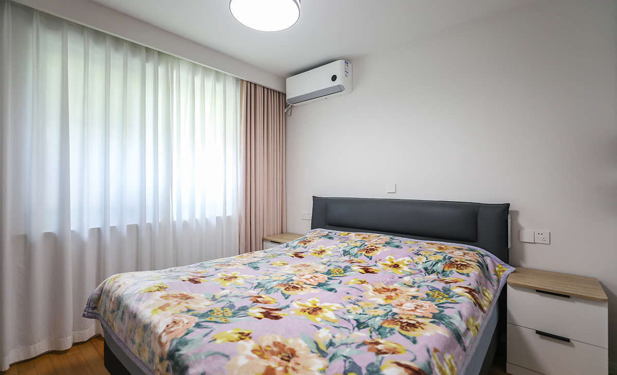 主臥做了衣帽間，增加儲藏，既美觀又實用，顏色上深淺搭配地錯落有致，橡木色地板，墻面暖白色干凈清爽，頂面白色乳膠漆，輕巧時尚的吸頂燈，空間很溫馨和諧。