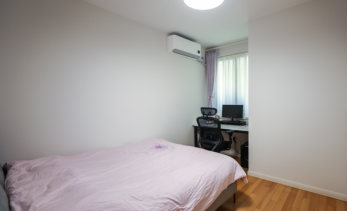 次臥是兒子房，所以用的色彩以柔和、溫馨為主，電腦桌，書柜，衣柜應有盡有，讓子女也有一個屬于自己的空間。