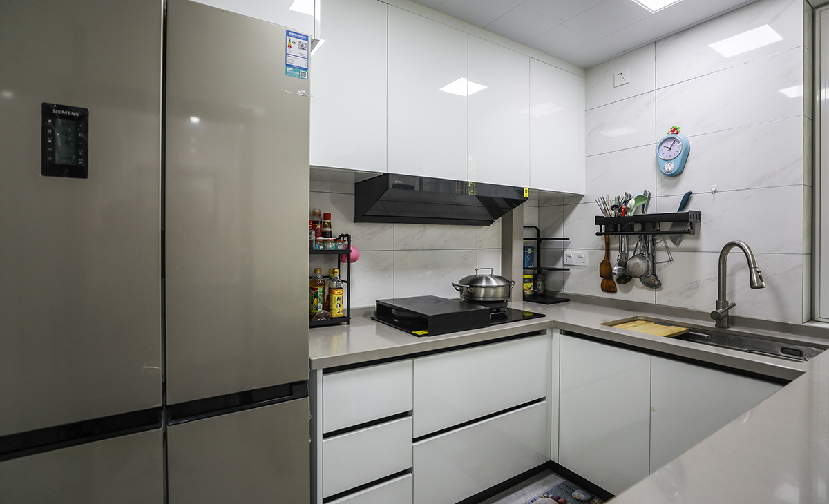 
　　該套房子廚房空間利用非常合理，U字型三面櫥柜，顏色簡潔明快，亮色的材質干凈也好打理。頂面采用鋁扣板吊頂，配上涼霸，天氣炎熱的夏天也能在廚房愉快的烹飪，現代化的廚房是家庭裝修的重要組成部分，是制作食品的場所，光線充足，通風量好，環境潔凈和使用方便是廚房裝修的基本要求。