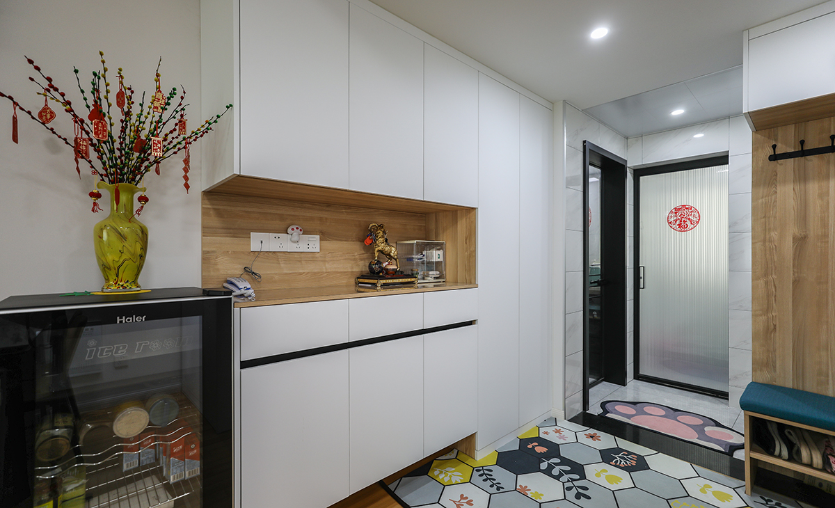 中間和下方漏空的鞋柜，隨手可以放置包包，鑰匙等，既實用，又有裝飾性，旁邊搭配一個零食飲料專用冷藏冰箱，就更加體現了居家的舒適性。