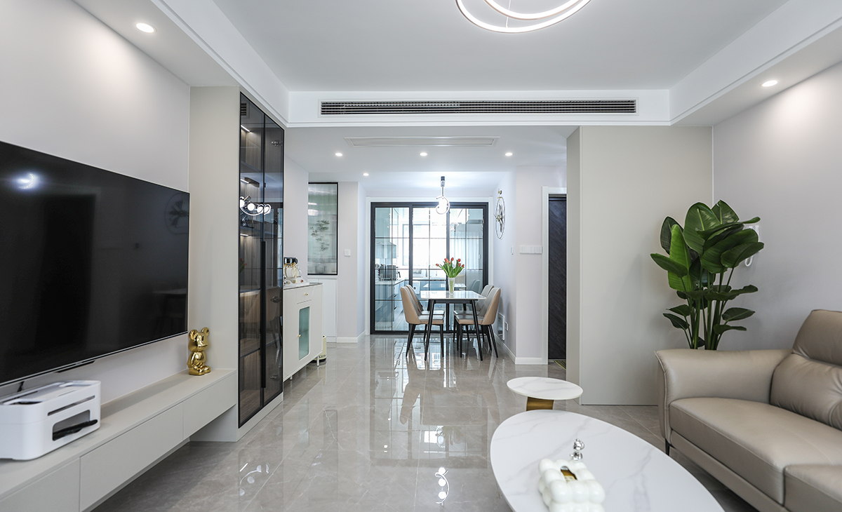 客廳整體風(fēng)格采用簡約風(fēng)格，是當(dāng)下比較流行的處理方式，在顏色方面有些對(duì)比 ，淺色調(diào)為基準(zhǔn)  部分深色玻璃裝飾柜進(jìn)行點(diǎn)綴，協(xié)調(diào)整體空間。