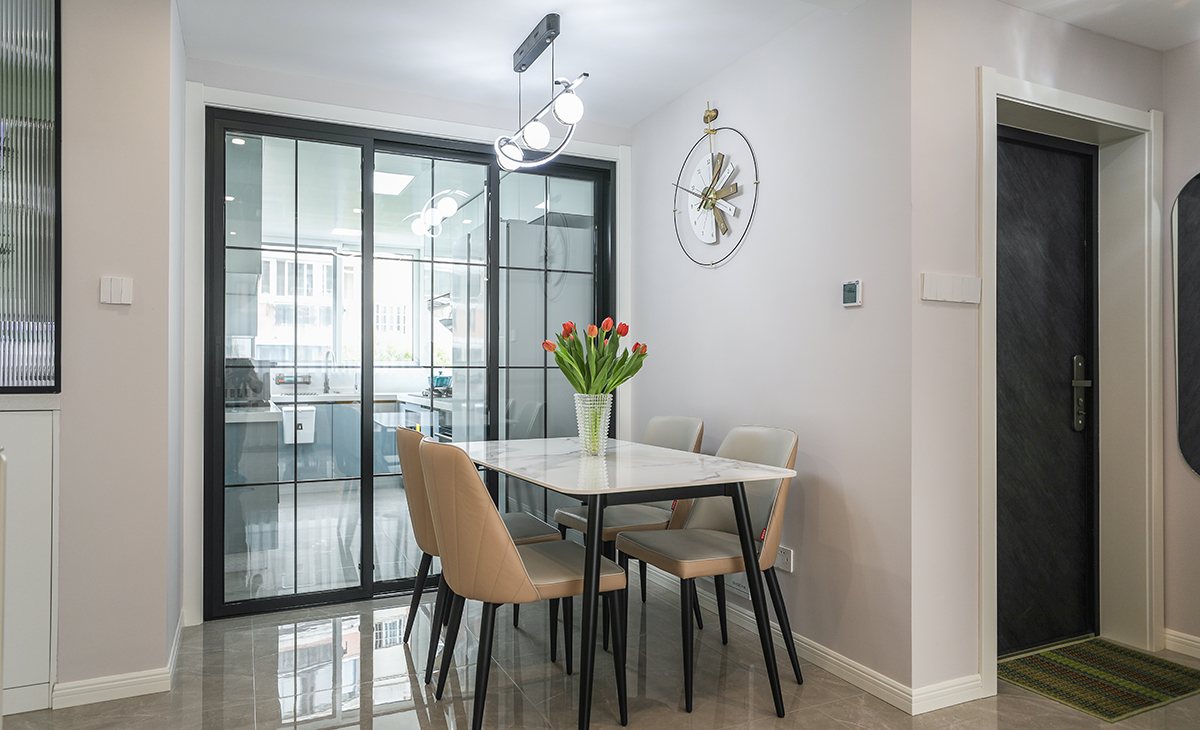 餐廳的餐桌采用靠近墻邊放置，不影響走道空間，墻壁掛簡約裝飾物進(jìn)行點(diǎn)綴，頂面吊線燈呼應(yīng)下方餐桌長方形，整體保持一致。