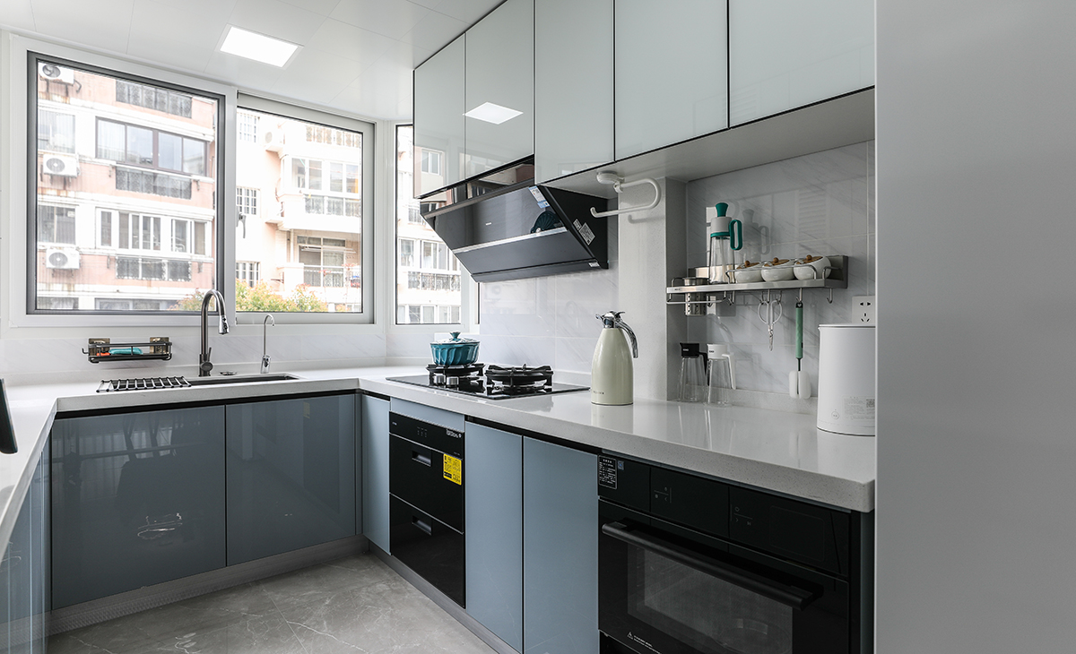 廚房采用上淺下深的設(shè)計(jì)理念，給人一種視覺景深的沖擊感，因?yàn)榭蛻艏依镄∨笥严矚g藍(lán)色，所以也算滿足小朋友的一個(gè)小小心愿整體相得益彰。