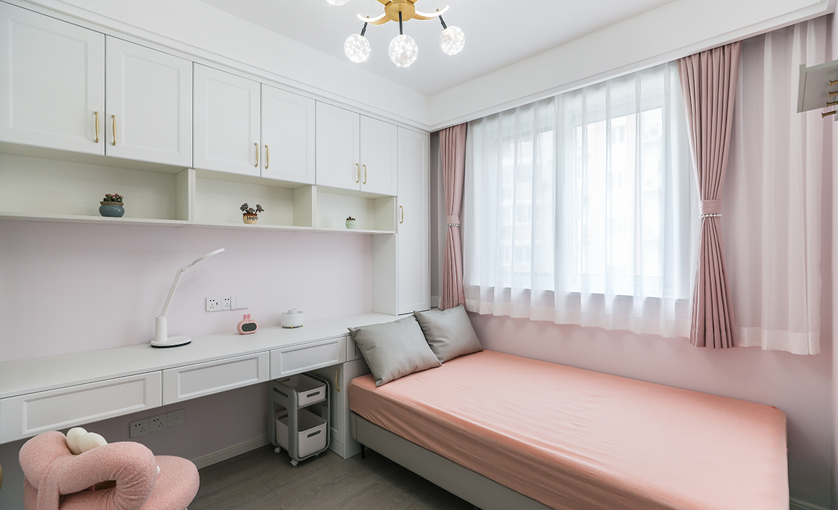 次臥采用榻榻米實(shí)用元素，在有限的空間里，進(jìn)行無限的利用空間，不浪費(fèi)一分一毫，整體為粉色搭配白色基調(diào)。