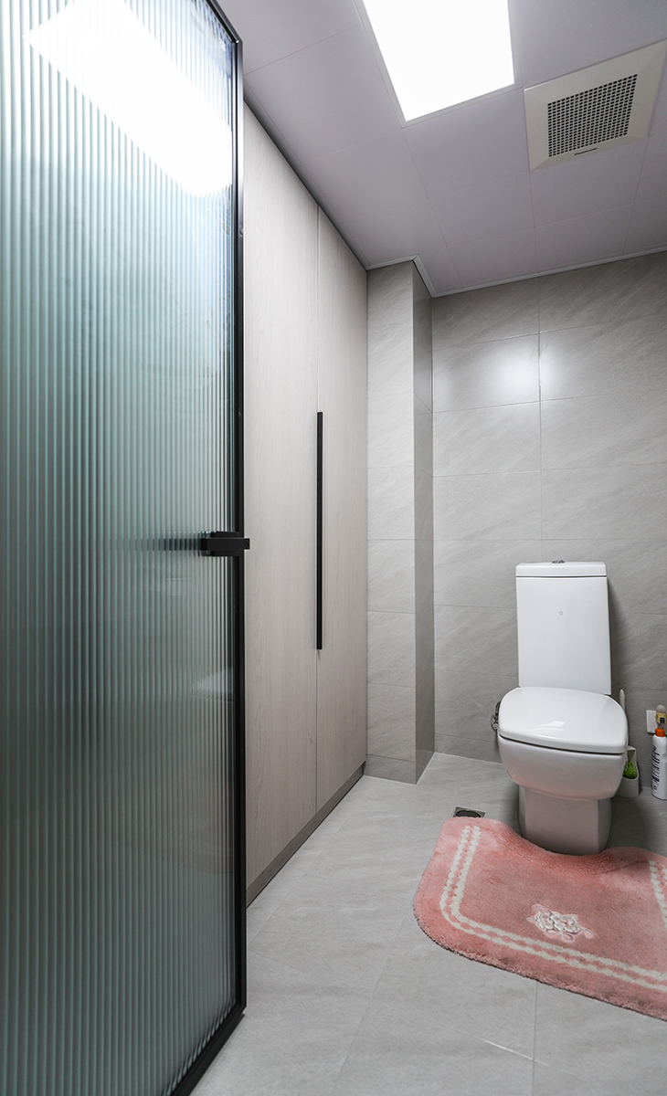 主衛(wèi)空間也很大，只放一個(gè)馬桶，一個(gè)洗手臺(tái)，做一排儲(chǔ)物柜，增加主人的收納空間，黑色邊框長(zhǎng)虹玻璃門，讓整個(gè)空間協(xié)調(diào)統(tǒng)一，大氣時(shí)尚，主人很滿意，不斷地夸贊設(shè)計(jì)師對(duì)色彩的精準(zhǔn)把握。