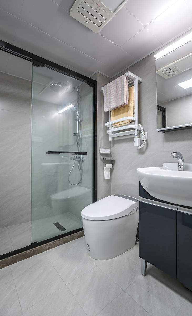 客衛(wèi)空間很大，1米長(zhǎng)的洗手臺(tái)，智能馬桶，墻地一體磚、白色吊頂，鈦合金移門，體現(xiàn)主人高檔次的生活品味和優(yōu)雅的審美觀。