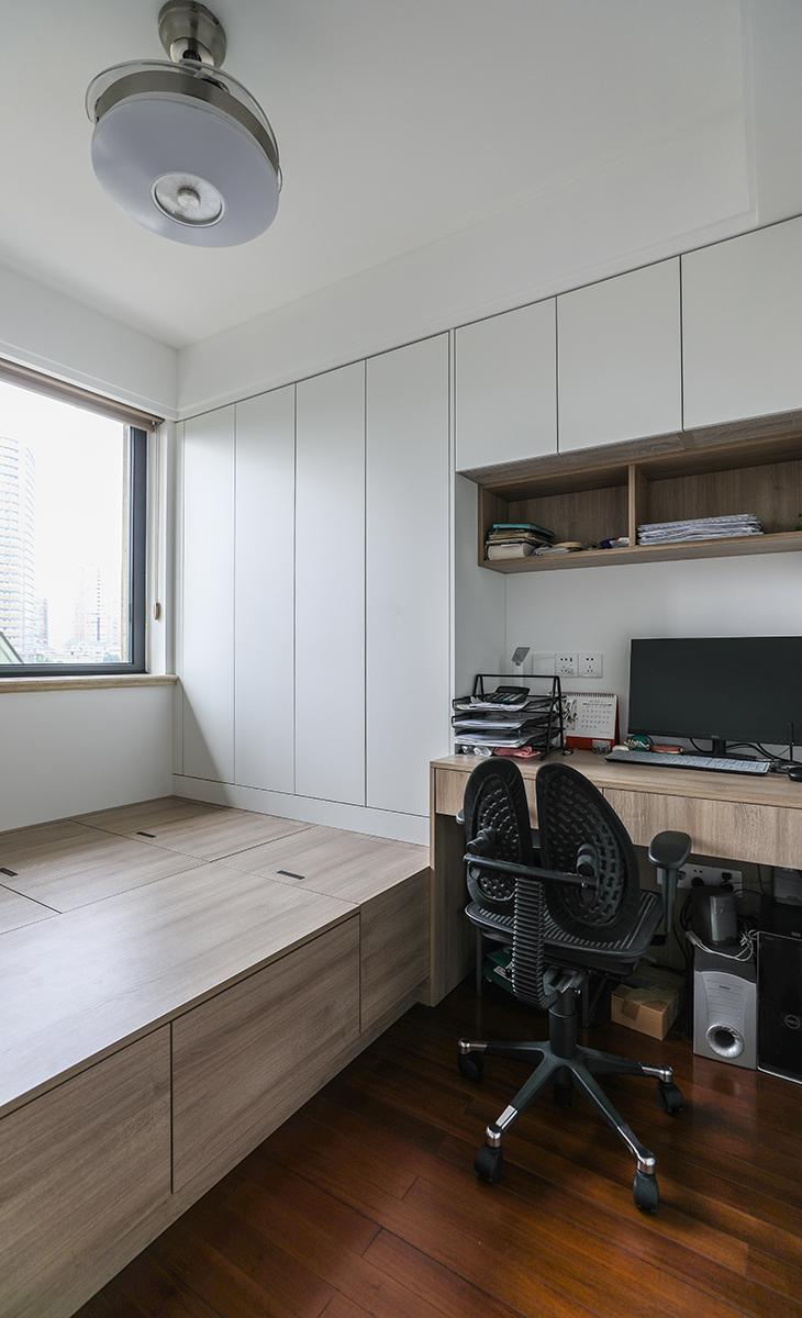 小次臥做了榻榻米和寫字臺(tái)，平時(shí)做書房用，榻榻米供外孫住，造型上以方正為主，色彩上以淺色為主，榻榻米下面和衣柜解決主人的收納，1.5米長(zhǎng)的寫字臺(tái)可以解決主人的辦公需求。