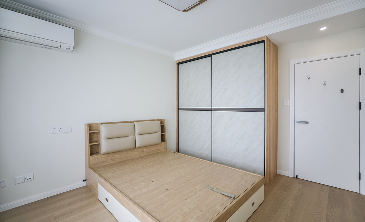 主臥簡單大方，沒有多余的色彩，原木色的家具加上原木色的地板，墻面采用網紅色可可蛋奶，清新干凈。