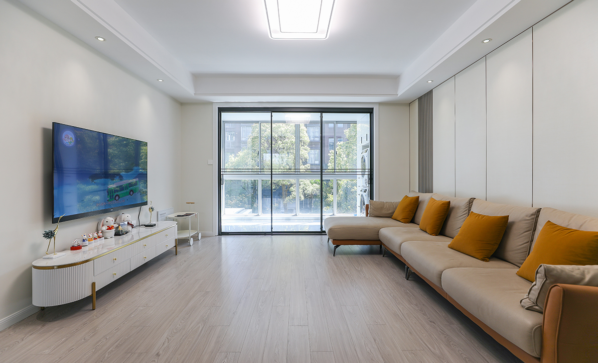 客廳整體色系以白色為主，整潔明朗，淺灰色沙發搭配秋香黃靠枕，搭配極具設計感的家具，素靜之中，盡顯時尚。陽臺透明玻璃門，視野開闊，采光充足！