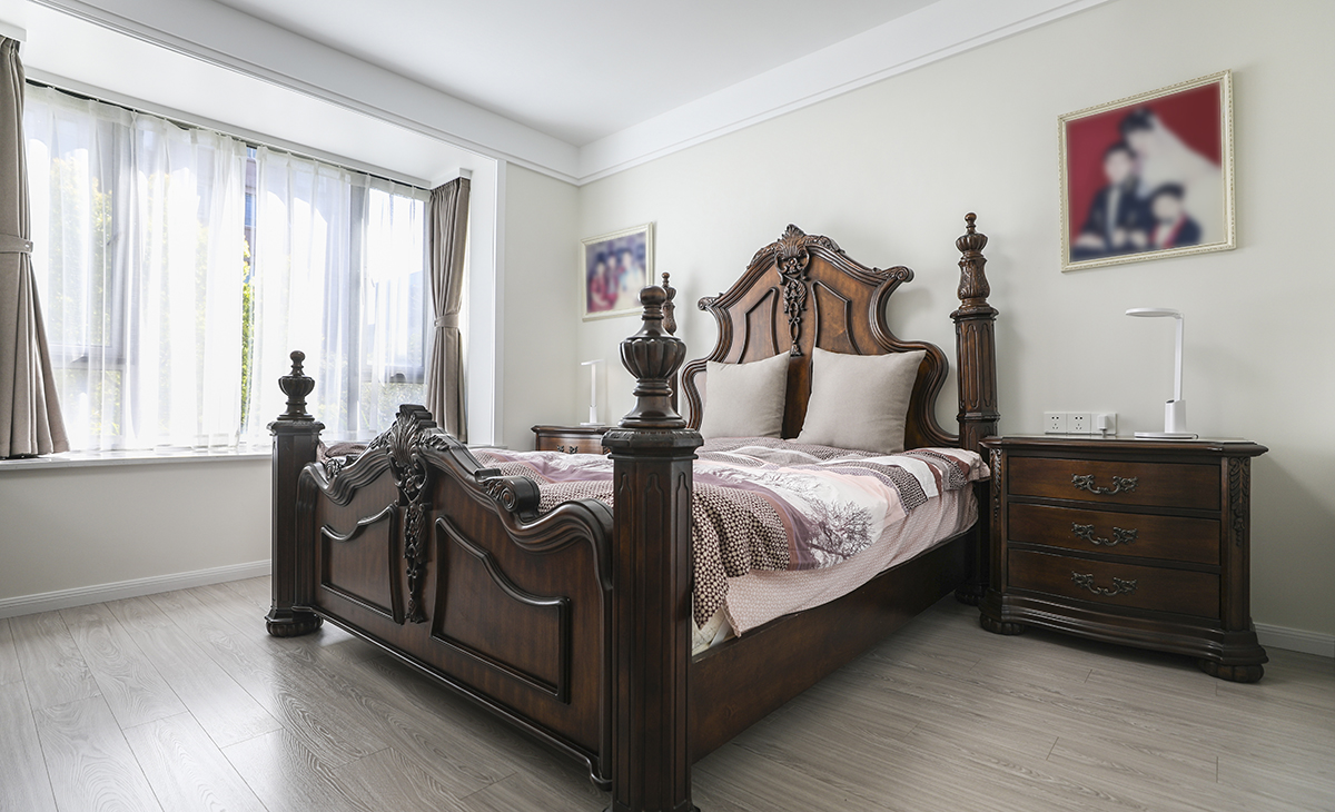 主臥過道埡口做半弧形、拱門的造型裝飾，用掛圓處理去柔和線條，拋去那些多余且繁復的裝飾，展現了生活的精致感，讓休息空間溫馨優雅。