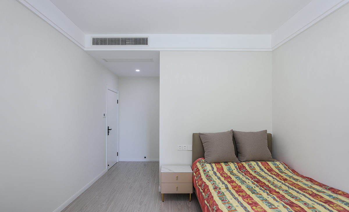 小次臥的空間雖然比較小，但一點不覺得局促，做了整面墻的收納，讓整體感覺更加的細膩流暢。