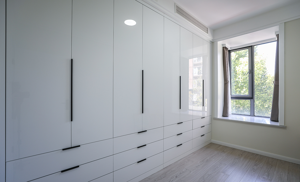 書房空間的地板和墻面也沒有過多的修飾，為主人提供了寬敞明亮的休閑空間。