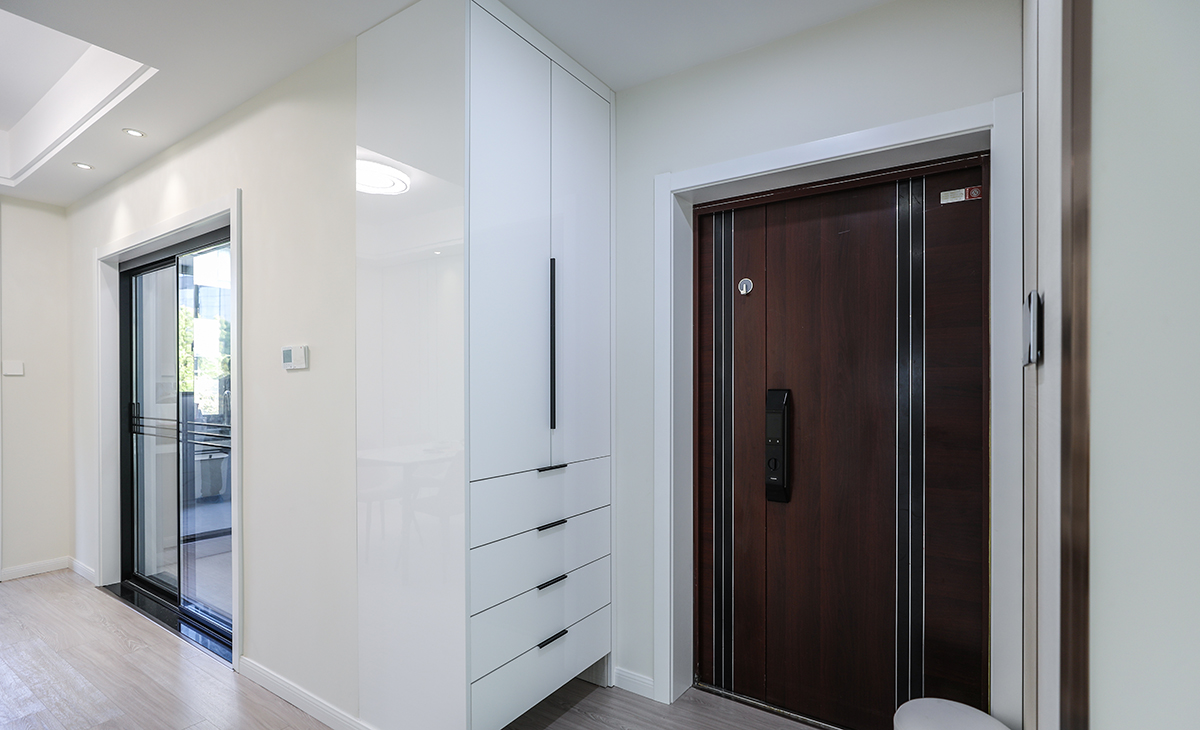 初入屋里，簡單利落的玄關柜，使玄關空間更顯細膩、精致。