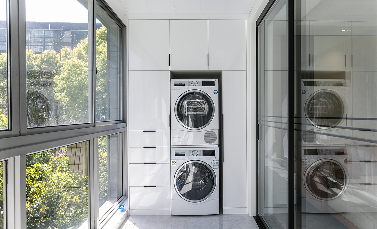 開放式的陽臺，更加需要一個美觀精致的洗衣機搭配，另外一邊做個收納柜，整體也是很美觀簡潔的！