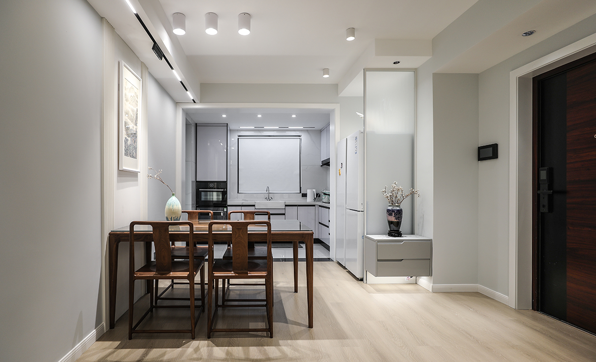 客餐廳一體化設計，令空間更加開敞和大氣，餐桌沒有繼續沿用奶油風，而是采用新中式風格的桌椅，顏色上也略厚重，更顯格調。