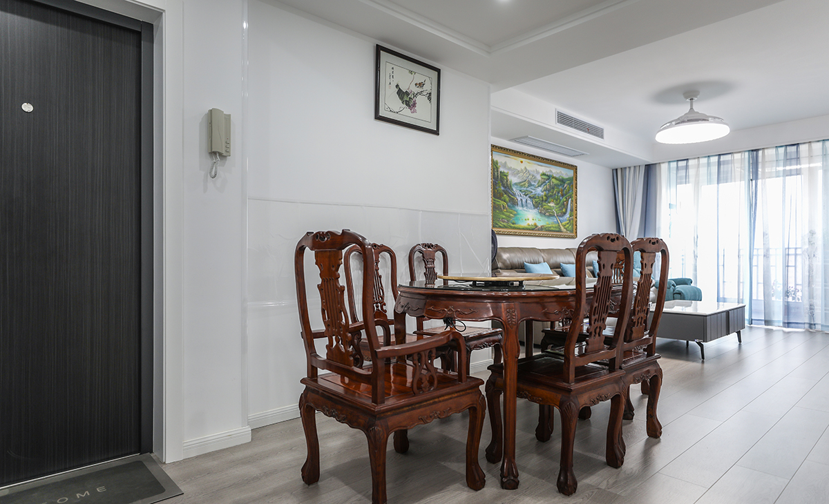 餐廳是一家人用餐最高的區域，餐廳與廚房相通，增加了活動面積，實用性強，減少家庭聚會所帶來的空間壓力