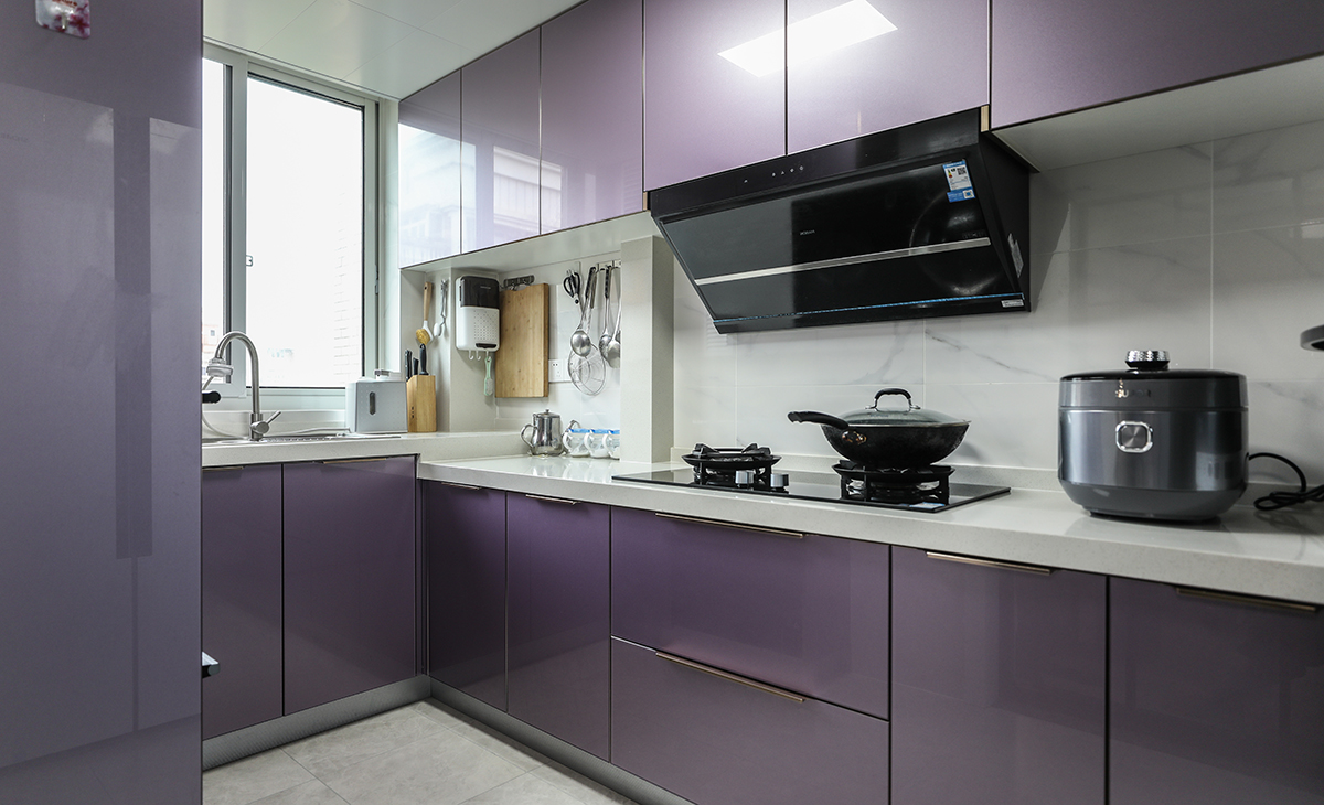 廚房與餐廳相連，讓主人做飯又可以和客人互動，滿足主人對美食文化的追求，色調上以紫色為主，配上黑色電器，高檔有神秘感。