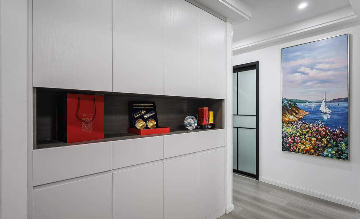 入門的玄關是精致簡約的抽屜，上方留白，整體高度低，方便擺放各種雜物，滿足戶主需求。