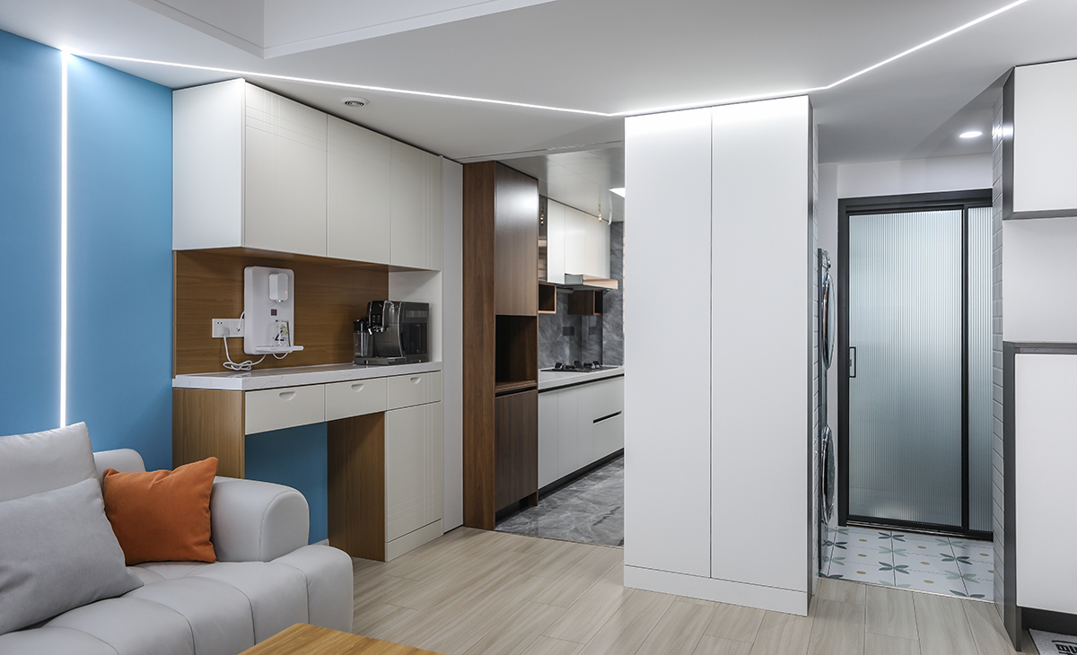 木色柜體、白色門板搭配出來的餐邊柜，既穩重又不呆板，放上咖啡機，主人下班后，泡水一杯咖啡，消除一天的疲勞，讓家變得更溫馨。