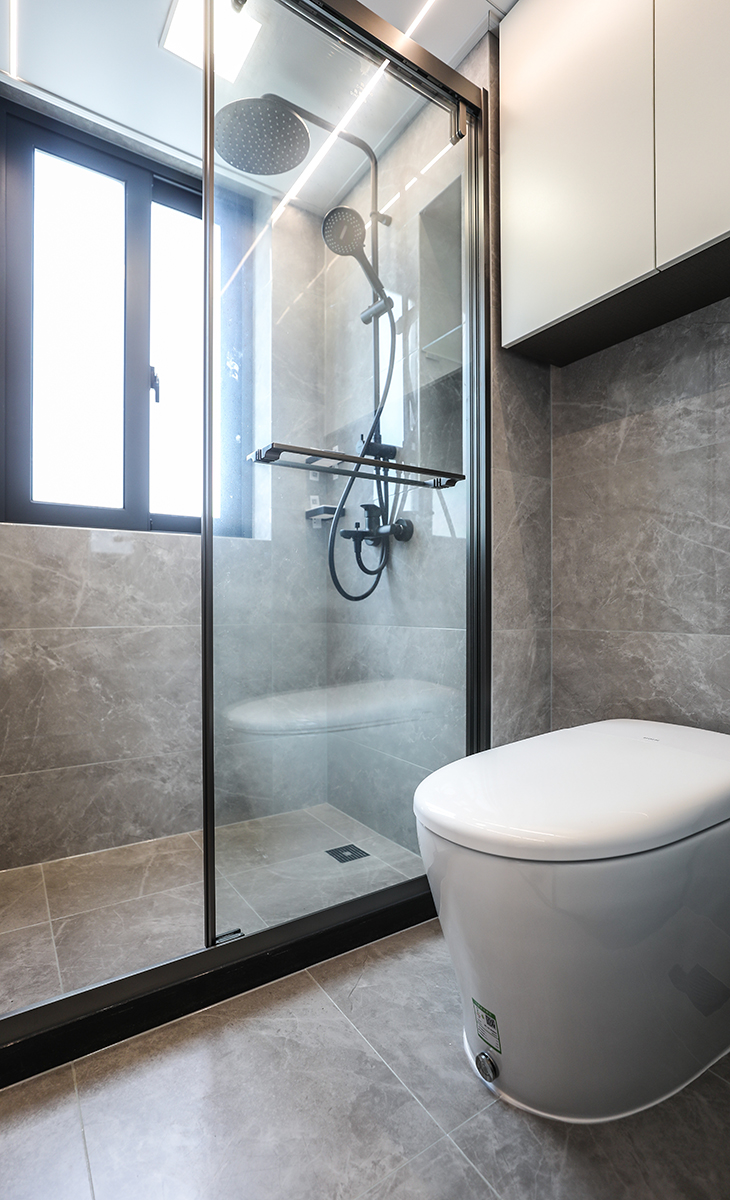 位于通道上的客衛(wèi)生間，采用了干濕分離的設(shè)計，將空間合理劃分。通過防水柜體與長虹玻璃組合來進行隔斷，增加收納的同時也將空間延伸，吊頂采用小方燈加線燈的組合，更具線條美。