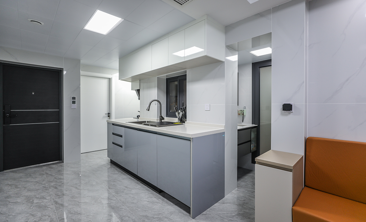 餐廳的餐桌采用靠近墻邊放置，不影響走道空間，墻壁掛簡約裝飾物進行點綴，頂面鋁扣板吊頂便于清潔，整體保持一致。