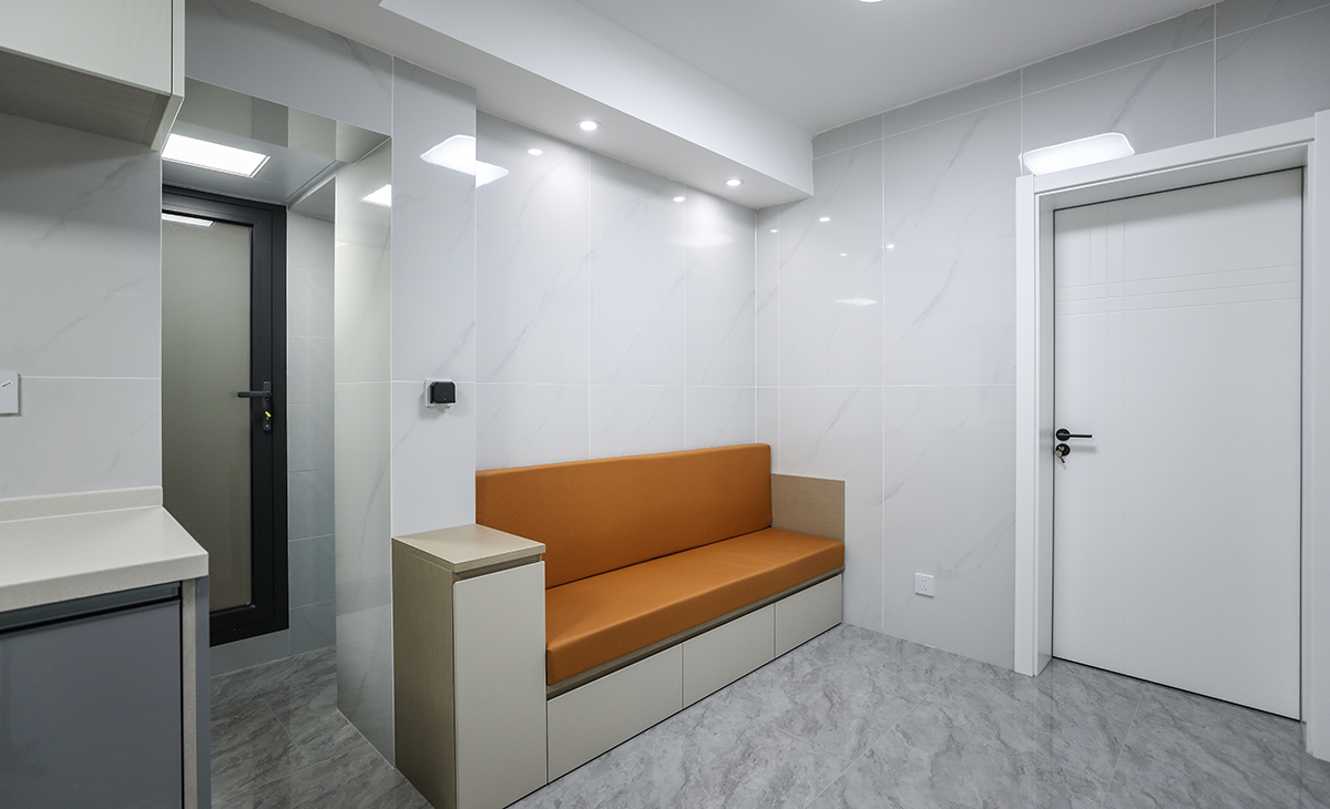 客廳整體風格采用簡約風格，客廳空間利用：面對有限的客廳空間，我們將運用巧妙的設計手法，實現空間的大容量利用，讓您的生活更加便捷。