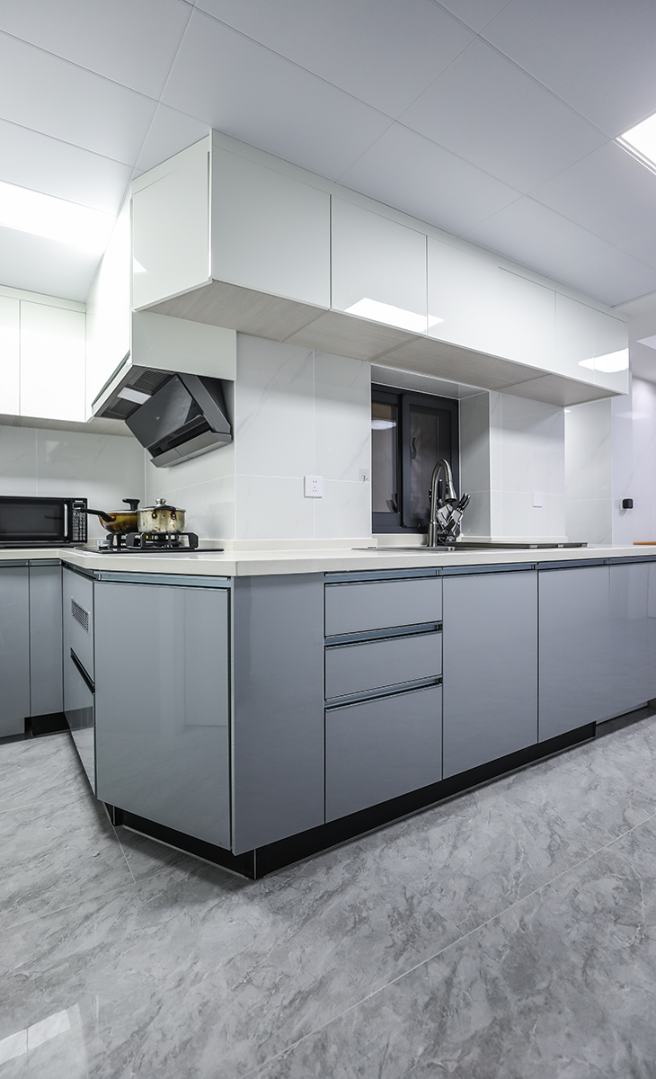 廚房采用上淺下深的設計理念，給人一種視覺景深的沖擊感，因為客戶家里小朋友喜歡藍色，所以也算滿足小朋友的一個小小心愿整體相得益彰。