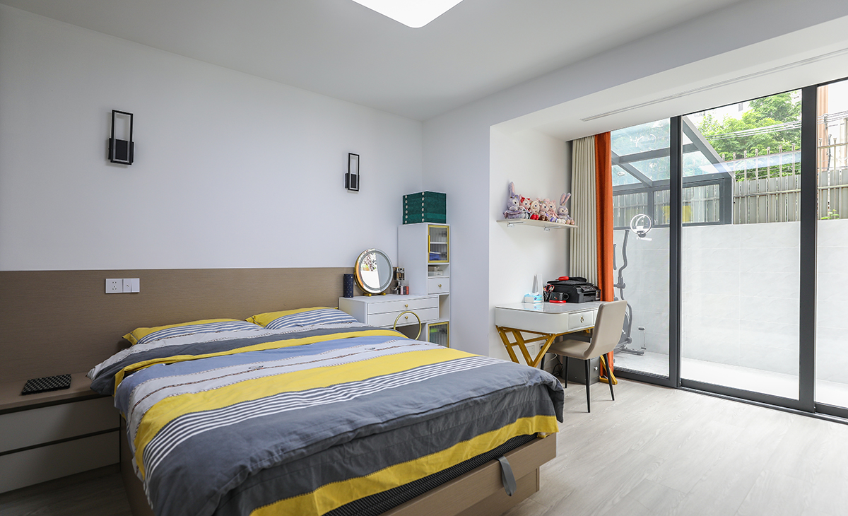 臥室整體采用簡約色彩搭配，床頭背后一面墻采用一半深色乳膠漆，有主次分明的界限感，梳妝臺代替床頭柜的使用功能，節省空間。