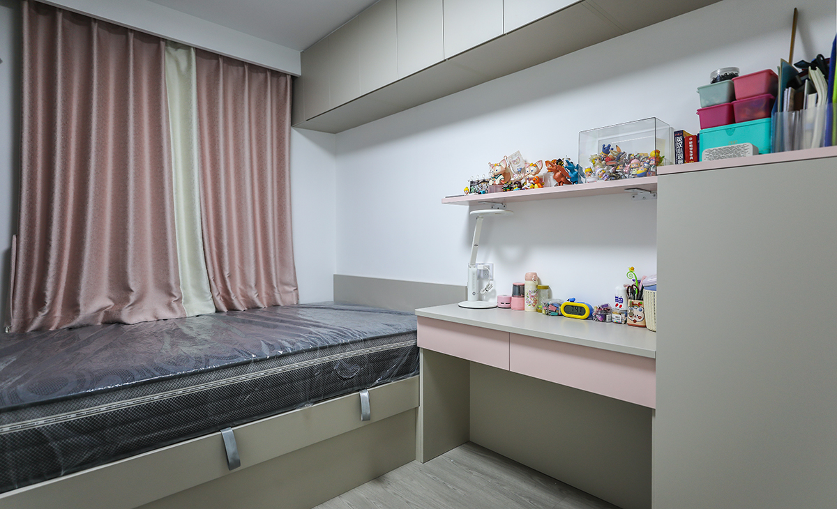 次臥采用榻榻米實用元素，在有限的空間里，進行無限的利用空間，不浪費一分一毫，整體為粉色搭配白色基調。