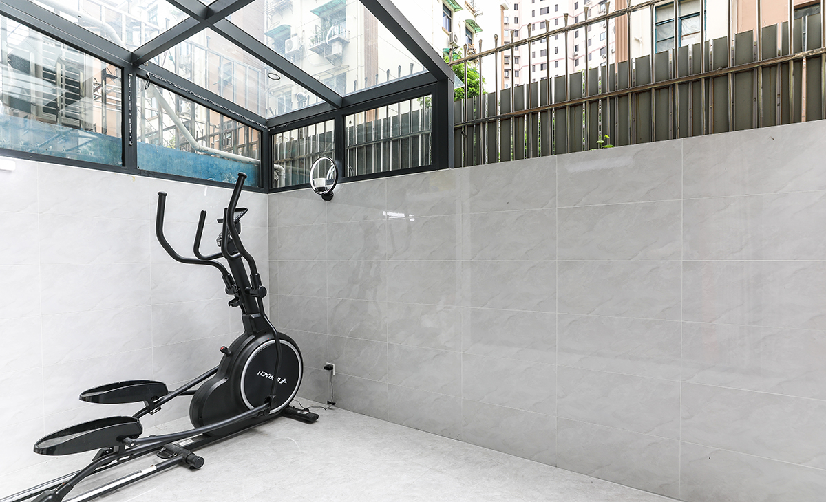 天井作為一個靈活變動的空間  也可以作為運動區域，也可用作茶室，親朋好友來訪，席坐于此。將陽臺打造成一個休閑娛樂區，讓您在忙碌的生活之余可以放松身心，進行鍛煉。