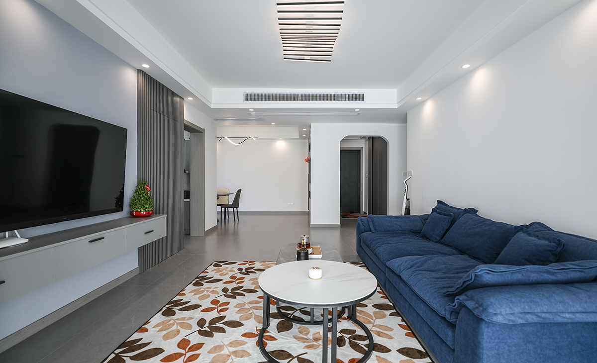 客廳開間很大。吊頂造型上采用雙眼皮吊頂。地面采用淺灰色柔冠地磚。造型和色調上無不給人以簡潔、大氣、時尚的感覺。