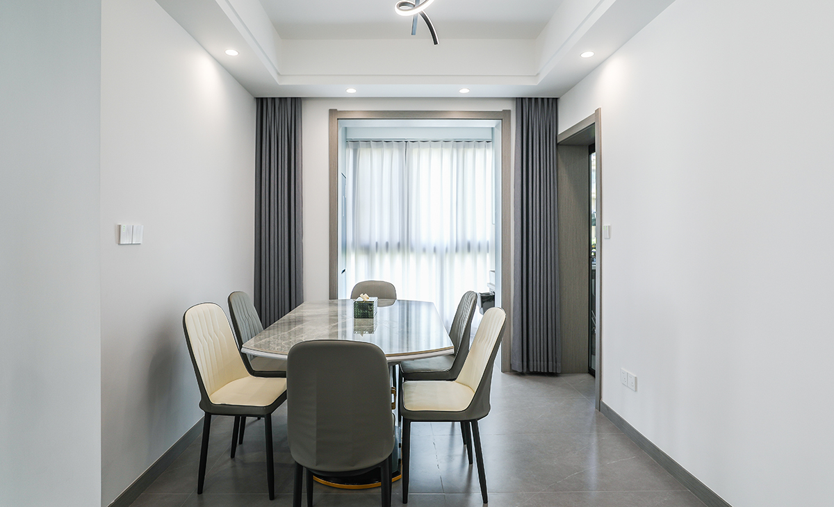 餐廳空間比較方正寬敞，和北陽臺連接在一起。落地窗的采光也比較好。