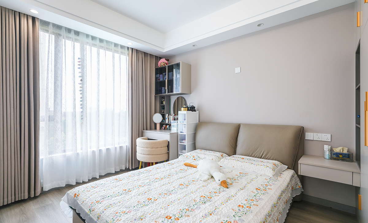 主臥的家具顏色以咖色為主，造型以簡潔平板為主，方便打理，體現了簡約風格的簡潔、隨意，不拘一格。