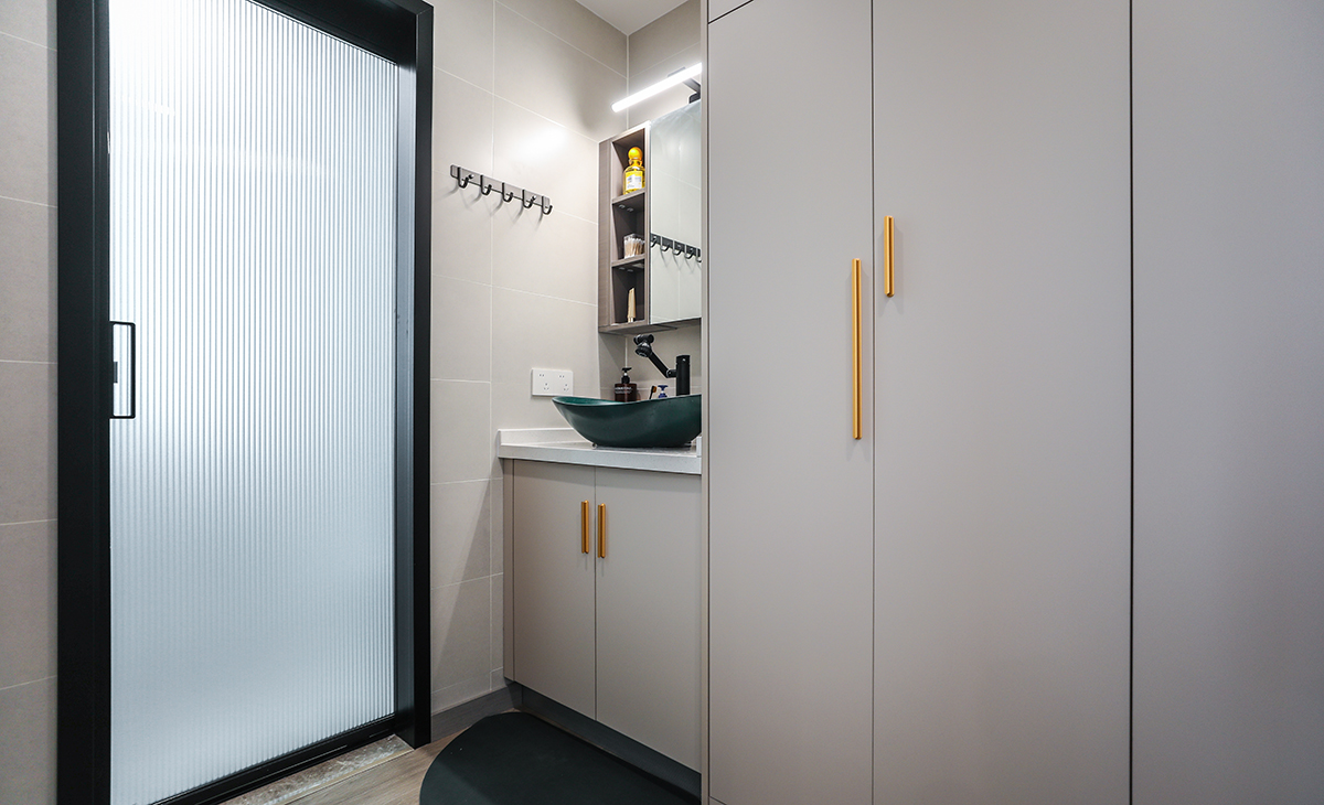 主衛也是做的干濕分離的設計，將干區和衣帽間整合在一起，增加了儲物和實用功能。