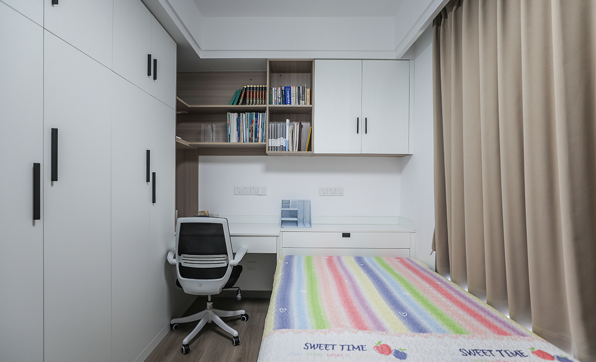 次臥是女兒房，將榻榻米和書桌衣柜結合在一起，使空間合理利用。